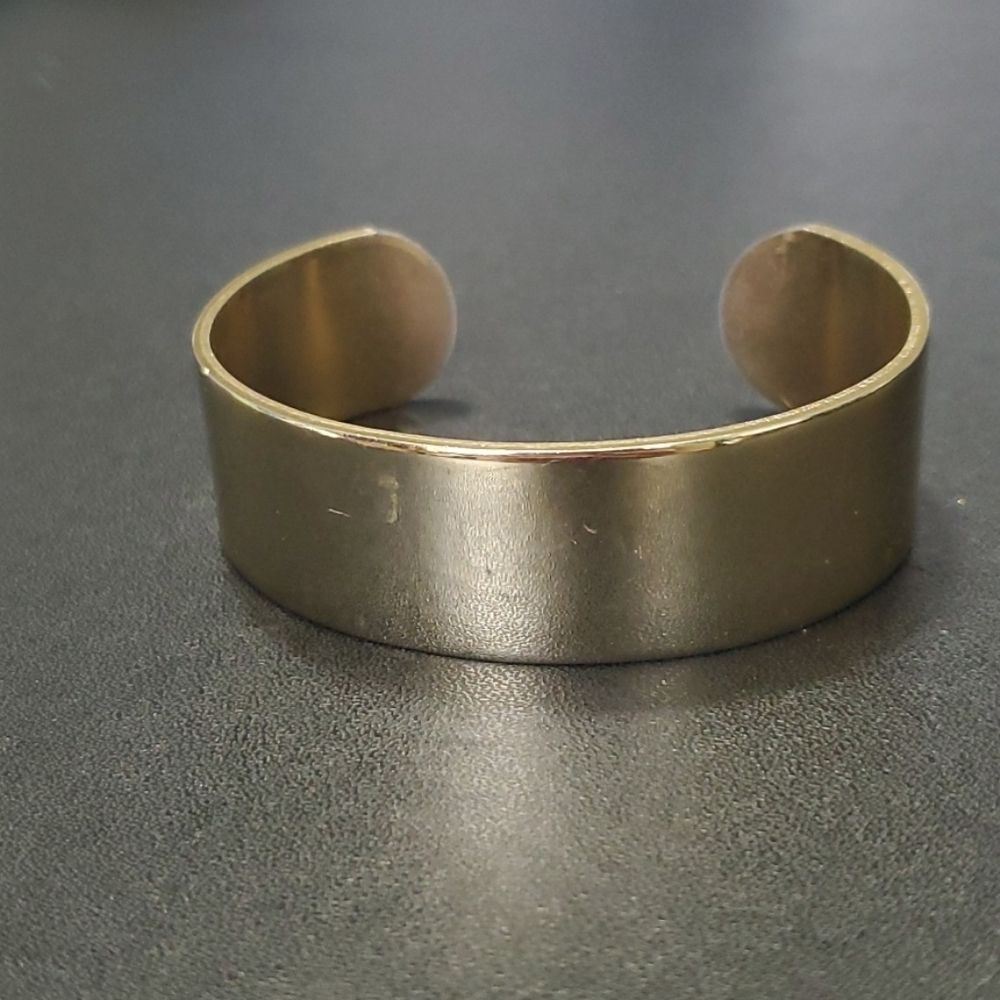 Gold tone chunky cuff bracelet 6"